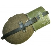 Tysk soldatflaska i filtöverdrag med aluminiumkopp