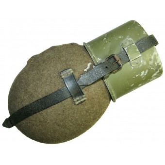 German soldiers canteen in a felt cover with an aluminum cup. Espenlaub militaria
