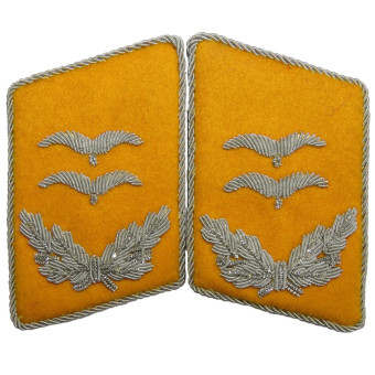 Pattes de collier dofficier de la Luftwaffe pour un Oberleutnant (unités volantes ou parachutistes). Espenlaub militaria