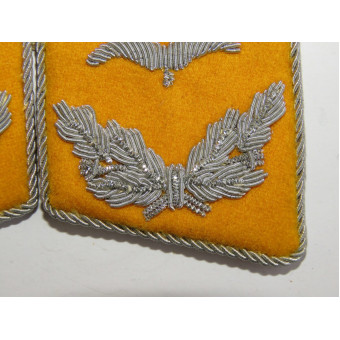 Pattes de collier dofficier de la Luftwaffe pour un Oberleutnant (unités volantes ou parachutistes). Espenlaub militaria