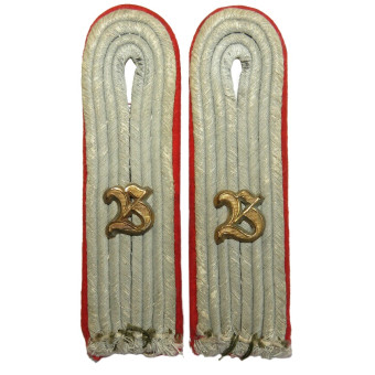 Sewn-in Shoulder Boards of a Wehrmacht Artillery Lieutenant- Beobachter. Espenlaub militaria