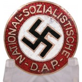 Un ancien badge de membre du N.S.D.A.P. 