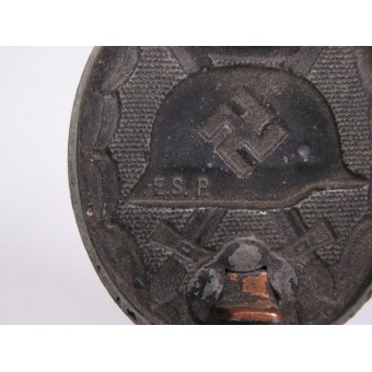 Чёрная степень знака за ранение 1939 ESP. Знак с маркировкой на шлеме. Espenlaub militaria
