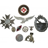 Set di distintivi del Terzo Reich in discrete condizioni.