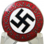 Insignia de miembro del NSDAP con la marca M1/127RZM. Alfred Stübbe