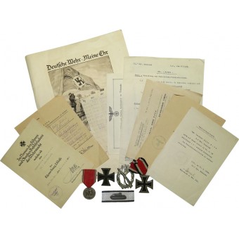 Set van Panzervernichtungsabzeichen en andere onderscheidingen met documenten voor luitenant Julius Hahn. Espenlaub militaria