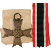 Cruz al mérito de guerra Deschler & Sohn KVK II 1939 de bronce en envoltura de fábrica. Sin espadas