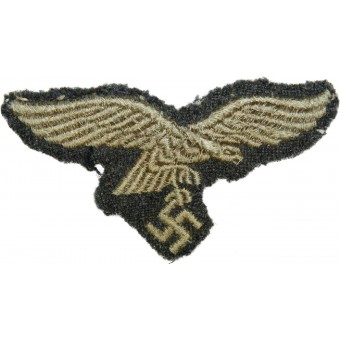 Luftwaffes örn tas bort från huvudbonaden. Espenlaub militaria