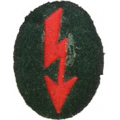 Fernmelder der Wehrmacht mit Abzeichen der Artillerieeinheit