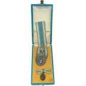 Medalla al Servicio Fiel de la Industria Bávara del III Reich en su caja de expedición.