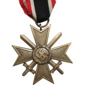 Cruz con espadas del Kriegsverdienst del III Reich, KVKII, bronce