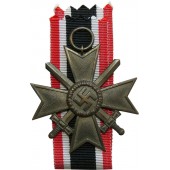 Cruz de bronce al mérito de clase de Guerra con espadas