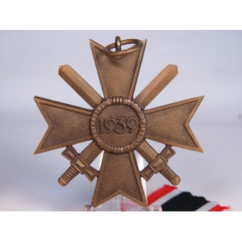 Kriegsverdienstkreuz 1939 pronssilla miekkojen kanssa. Itävaltalainen valmistaja- Grossmann. Espenlaub militaria