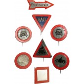 Série d'insignes du 3e Reich Winterhilfswerk de panneaux routiers