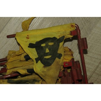 WW2 mines or battle gas warning flags in original carrier holster, dlc 40.. Espenlaub militaria