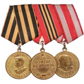 Drie medailles medaillon