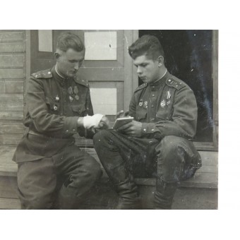 Kaksi tilausta kantajaa, Puna -armeijan ilmavoimien lentäjät. Espenlaub militaria