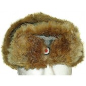 Cappello invernale in pelliccia della Wehrmacht con insegne cucite.