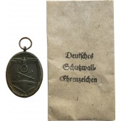 Deutsches Schutzwall Medaille. C. Poellath in de zak.