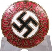 NSDAP:s medlemsmärke från före 1936, märkt 8 RZM,