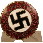 NSDAP:n puolueen jäsenyysmerkki Hermann Aurichin toimesta