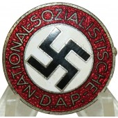 Insignia de miembro del NSDAP marcada M1/105 RZM - Hermann Aurich