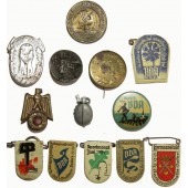 13 badges assortis de la série WHW du 3e Reich