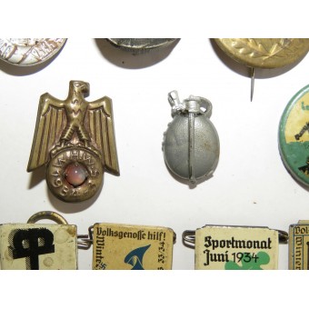 13 Geassorteerde badges van de 3rd Reich WHW-serie. Espenlaub militaria