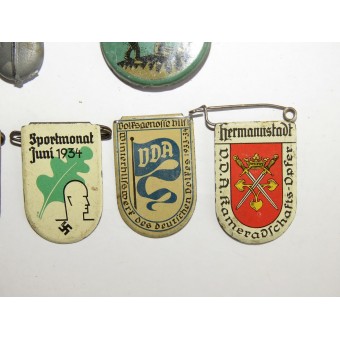 13 olika märken från 3:e rikets WHW-serie. Espenlaub militaria