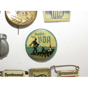 13 badges assortis de la 3e série Reich WHW. Espenlaub militaria