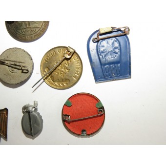 13 Geassorteerde badges van de 3rd Reich WHW-serie. Espenlaub militaria