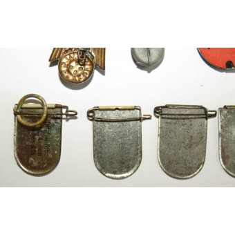 13 sortierte Abzeichen aus der WHW-Serie des 3. Reiches. Espenlaub militaria