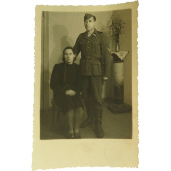 Soldat letton SS Waffen avec la femme. format carte postale. Espenlaub militaria
