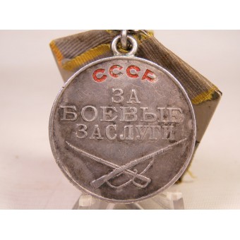Médaille du mérite WW2 soviétique combat, excellent état avec des traces dusure légères. Lémail à chaud rouge est le plus souvent présent et la médaille vient avec sa barre. Espenlaub militaria