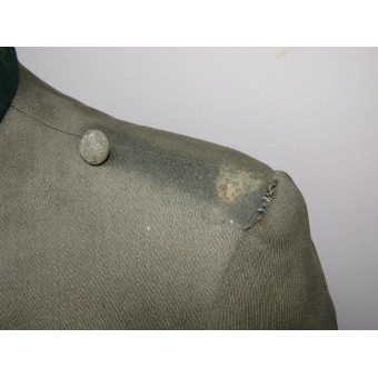 Tunique pour officiers de la Wehrmacht ou Waffen-SS. Fait de laine diagonale tricot, avec des traces de fading dur, principalement sur le devant de la tunique. Il ny a aucune trace du manchon cousu ou aigle du sein, ainsi que des traces sur le col d. Espe