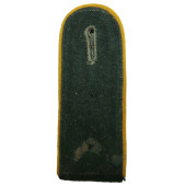Early single shoulder board for Wehrmacht cavalry or reconnaissanceEarly single shoulder board for Wehrmacht cavalry or reconnaissance
