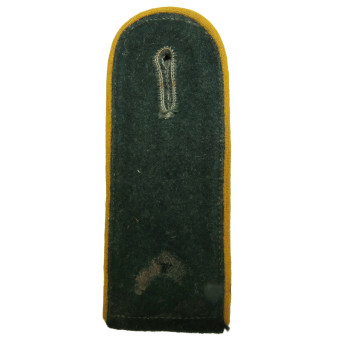 Early single shoulder board for Wehrmacht cavalry or reconnaissanceEarly single shoulder board for Wehrmacht cavalry or reconnaissance. Espenlaub militaria
