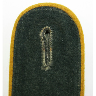 Early single shoulder board for Wehrmacht cavalry or reconnaissanceEarly single shoulder board for Wehrmacht cavalry or reconnaissance. Espenlaub militaria