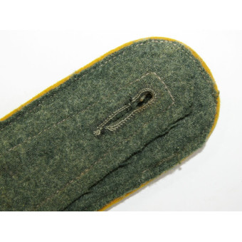 Early single shoulder board for Wehrmacht cavalry or reconnaissanceEarly single shoulder board for Wehrmacht cavalry or reconnaissance. Espenlaub militaria