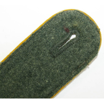 Early single shoulder board for Wehrmacht cavalry or reconnaissanceEarly single shoulder board for Wehrmacht cavalry or reconnaissance. Espenlaub militaria