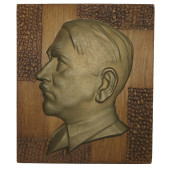 In Bronze gegossenes Flachrelief von Adolf Hitler auf einer Eichenholzplatte