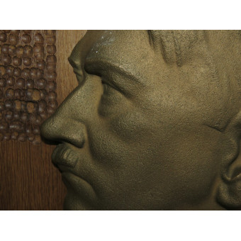 Bajorrelieve de Adolf Hitler fundido en bronce sobre un panel de roble