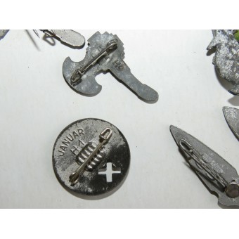 Uppsättning av tyska 3rd Reich WHW märken, germanska vapen och arkeologiska artefakter. Espenlaub militaria