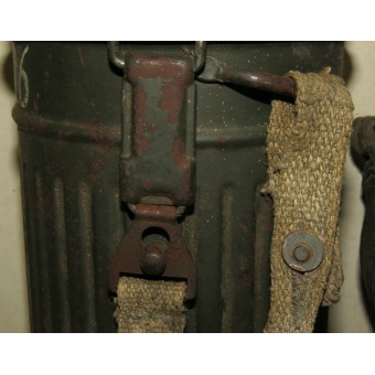 Maschera antigas tedesca Gasmaske M1930 con una bomboletta di mid-guerra. Espenlaub militaria