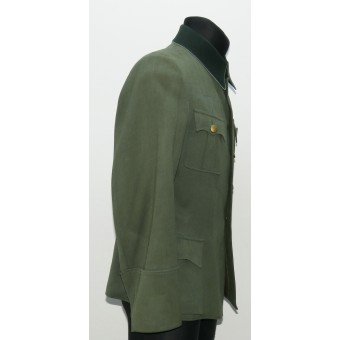 Tunica ufficiale della Wehrmacht tedesca con colletto verde scuro e piping blu. Espenlaub militaria