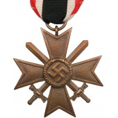 Cruz al mérito de guerra KVK II 1939 con espadas. Fabricada en bronce