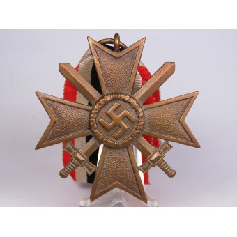 Krigsmeritkorset KVK II 1939 med svärd. Tillverkad i brons.. Espenlaub militaria