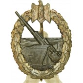 Kriegsmarine Kriegsabzeichen fur die Marineartillerie / Coastal Artillery badge I förgylld zink, med tillverkare Ausf C.E. Juncker Berlin