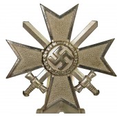 Kriegsverdienstkreuz 1. Klasse mit Schwerter tillverkare märkt 
