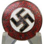 Insigne du Nationalsozialistische DAP, variante de la boutonnière, M1/34 RZM Carl Wurster.